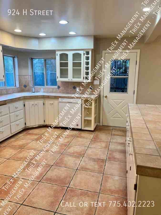 924 H St - Photo 4 of 25