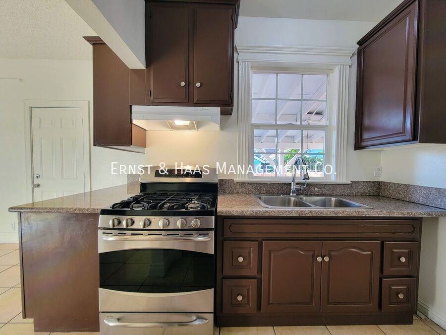 1815 E 11th St - Photo 4 of 17