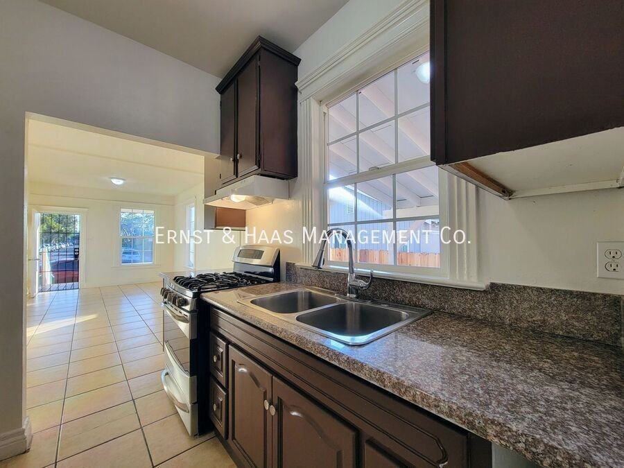 1815 E 11th St - Photo 5 of 17