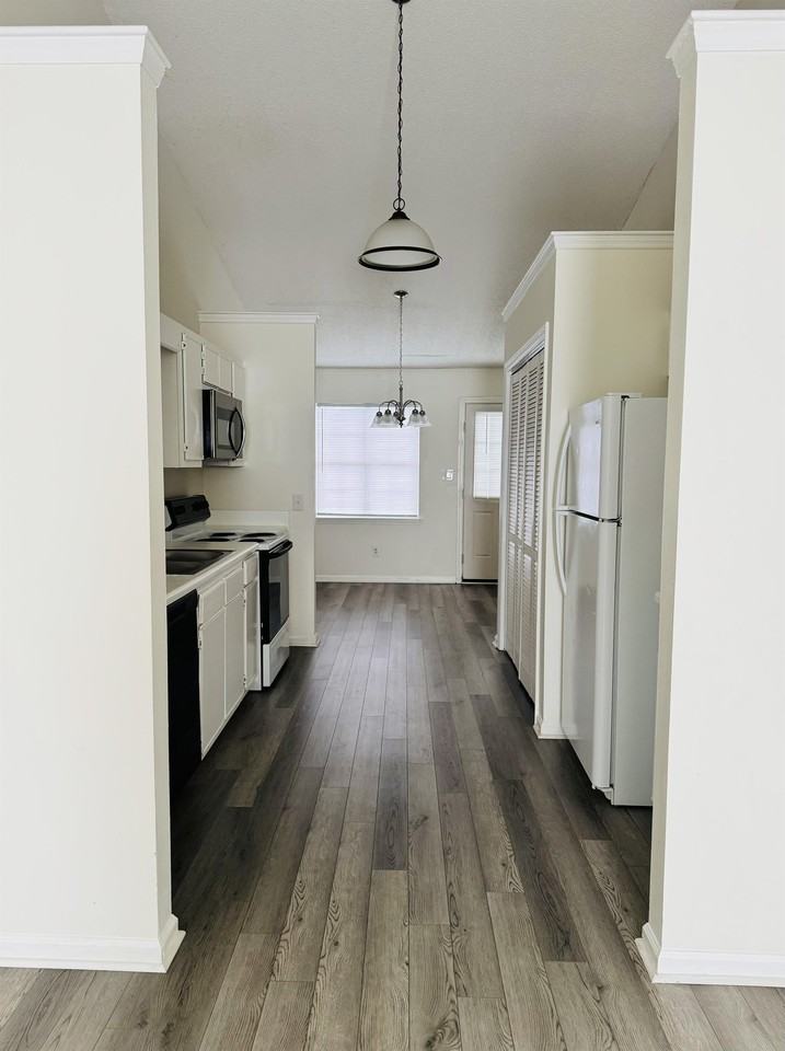 2607 Bluff View Drive Unit B - Photo 2 of 15
