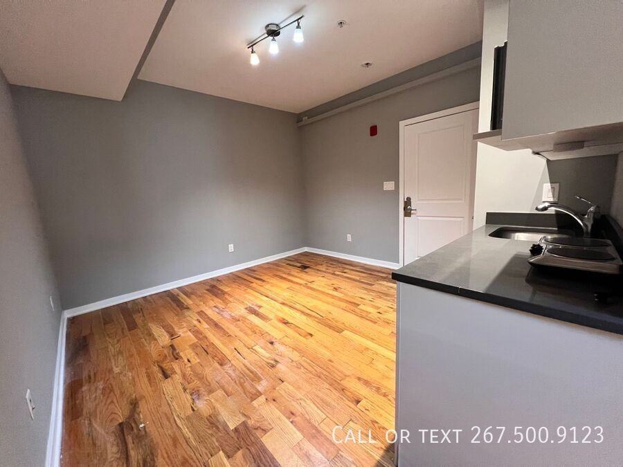 535 N Budd St #2B - Photo 4 of 9