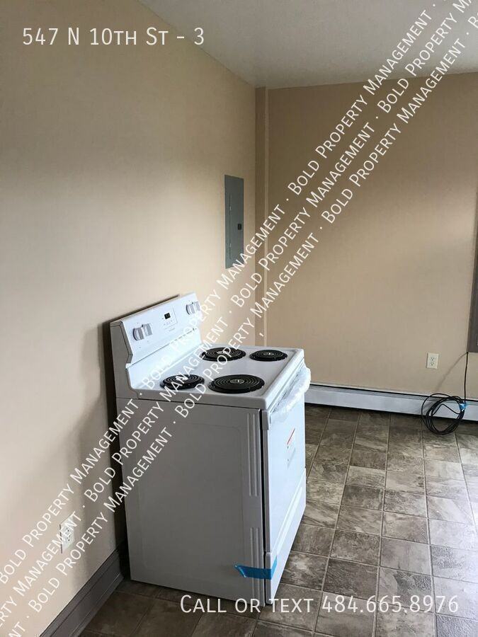 547 N 10th St #3 - Photo 3 of 10