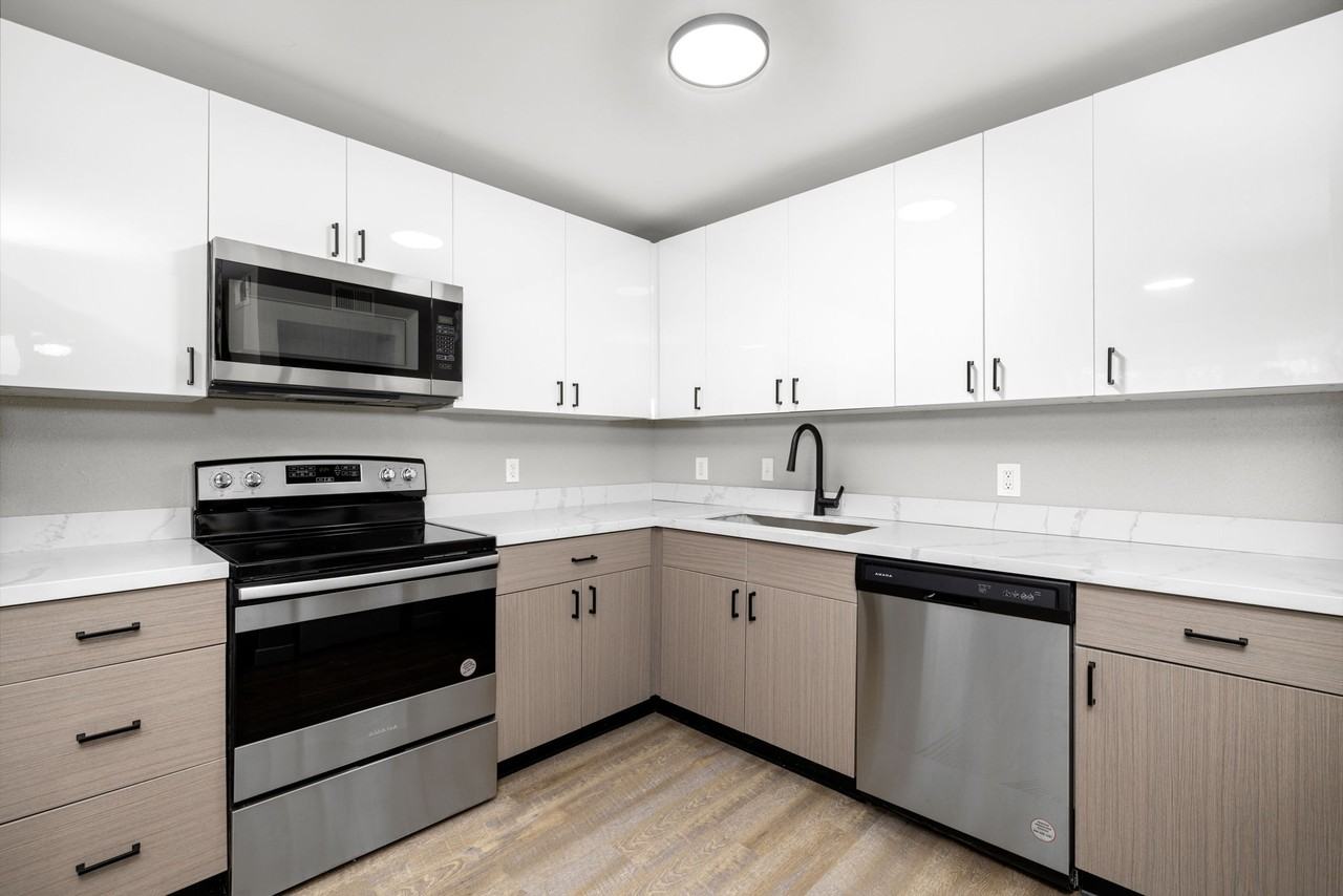 50 Devon Ct #B8 - Photo 3 of 10