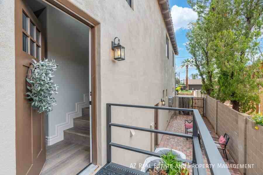 3112 N Valencia Ln - Photo 2 of 39