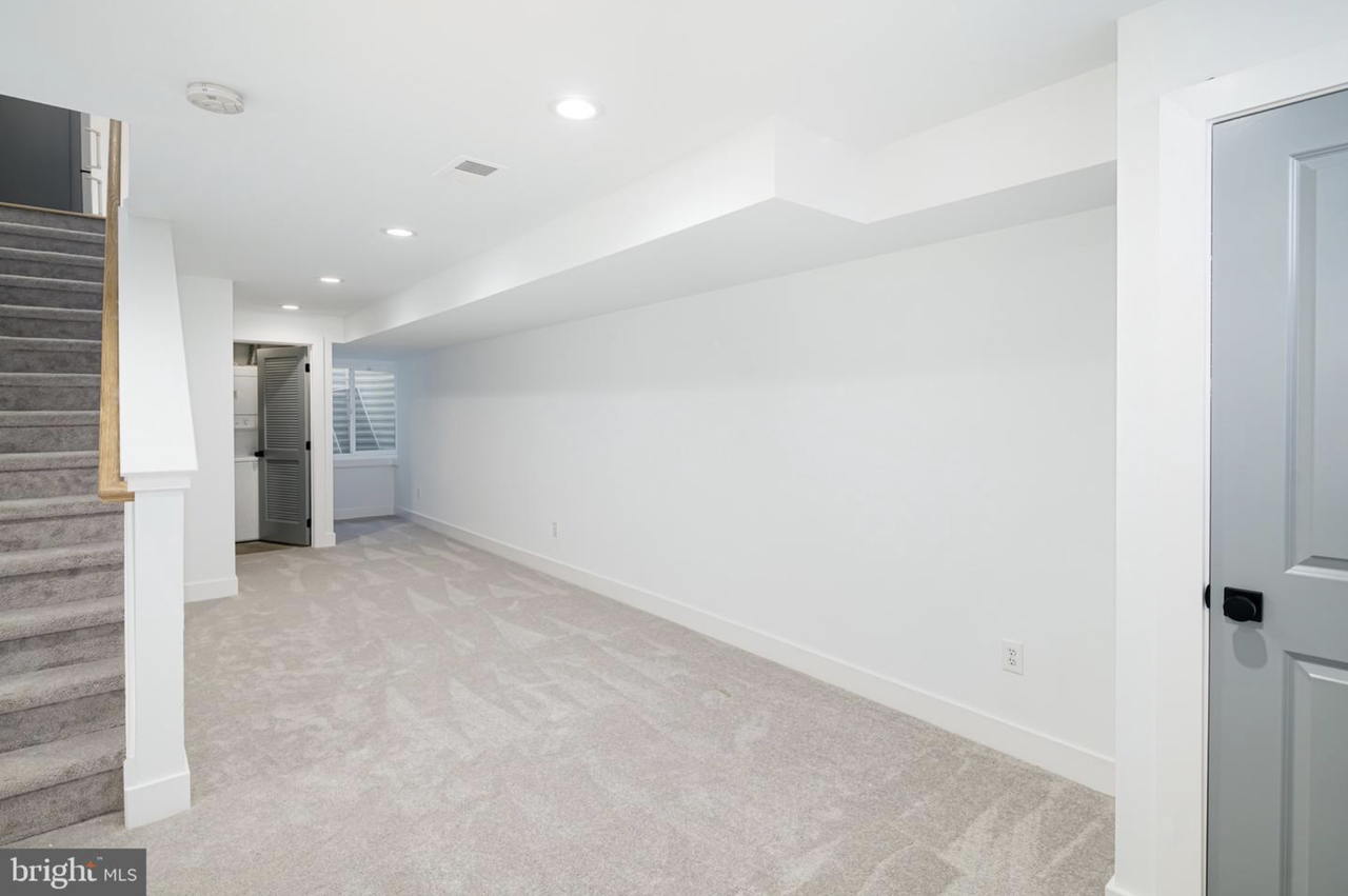 1532 Catharine St - Photo 3 of 21