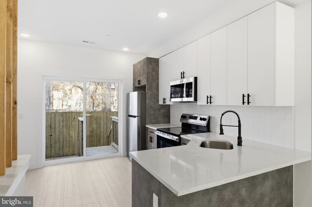 1023 W Orleans St - Photo 2 of 24