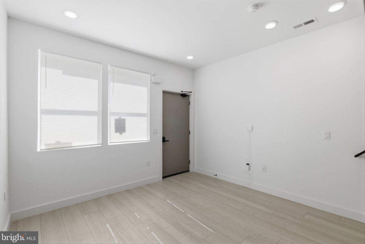 1023 W Orleans St - Photo 3 of 24