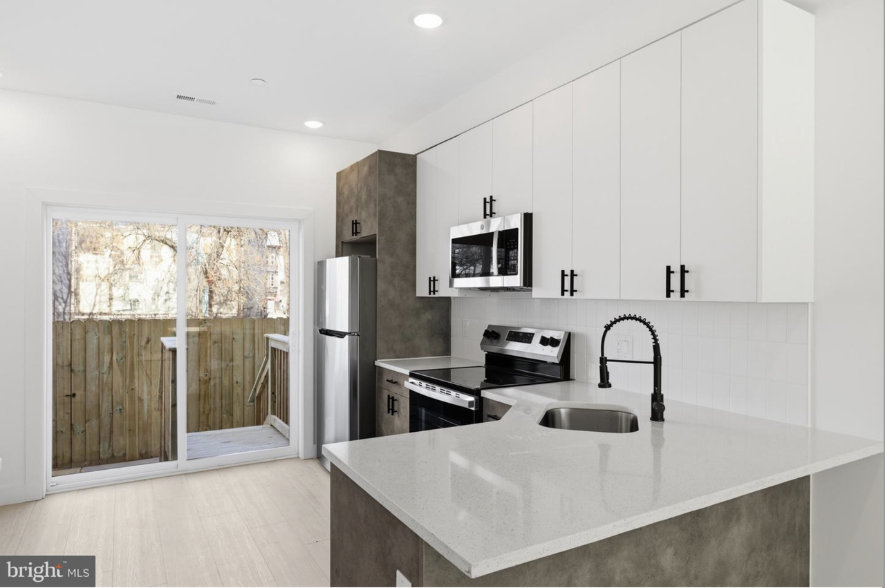 1023 W Orleans St - Photo 5 of 24