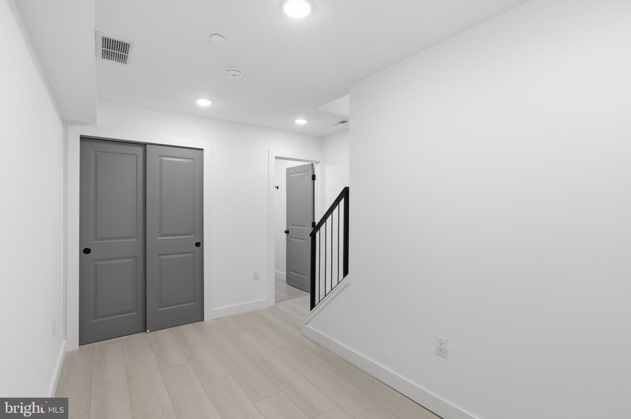 1023 W Orleans St - Photo 7 of 24