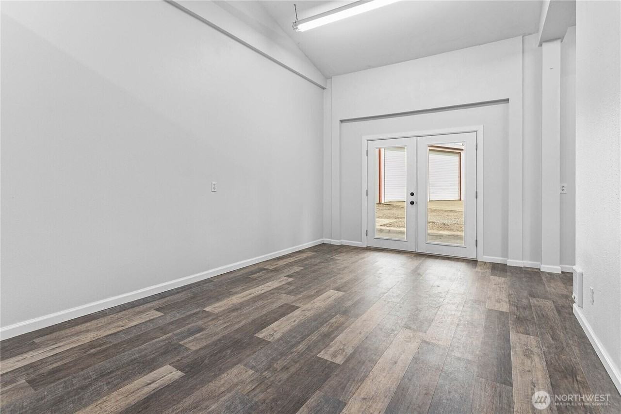 5539 Noon Road - Apartment B - Photo 4 of 16