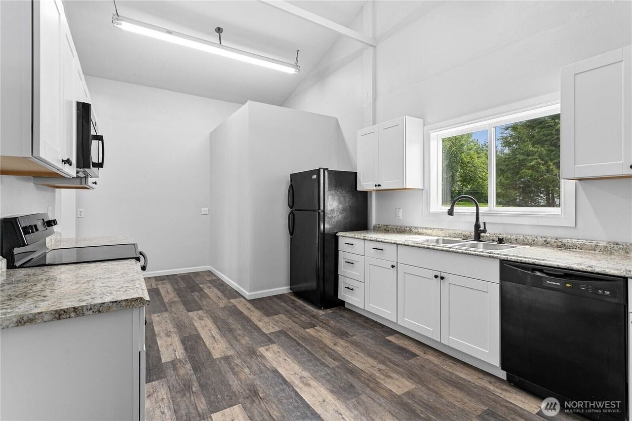 5539 Noon Road - Apartment B - Photo 7 of 16