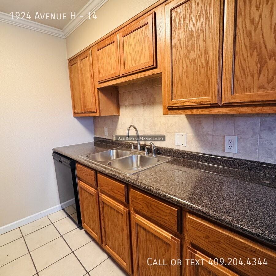 1924 Avenue H #14 - Photo 6 of 13