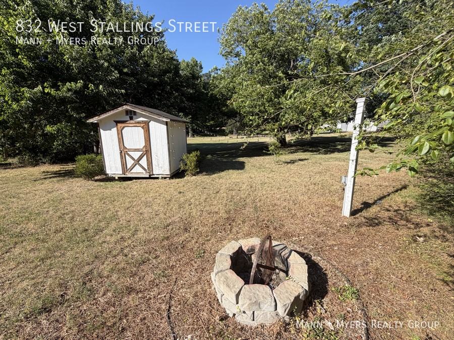 832 W Stallings St - Photo 5 of 15