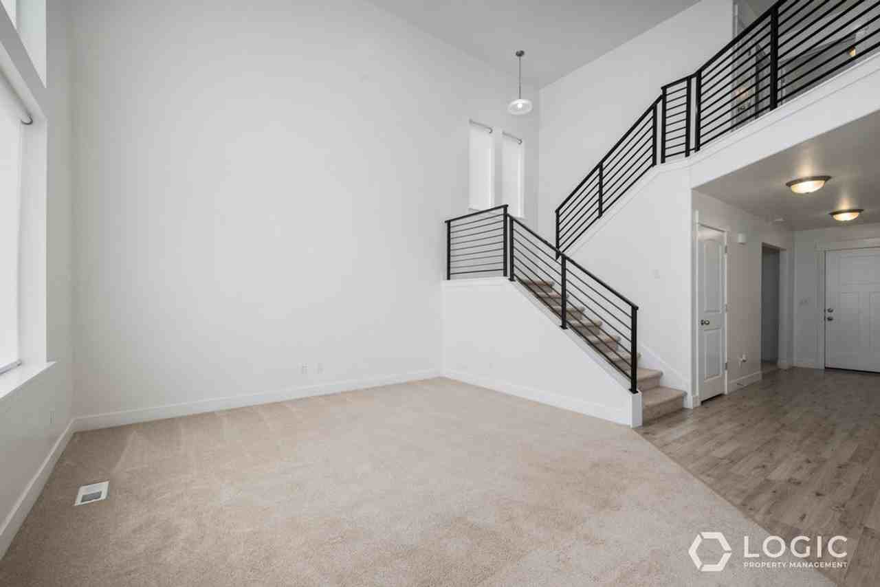 164 N Valcrest Dr - Photo 2 of 13