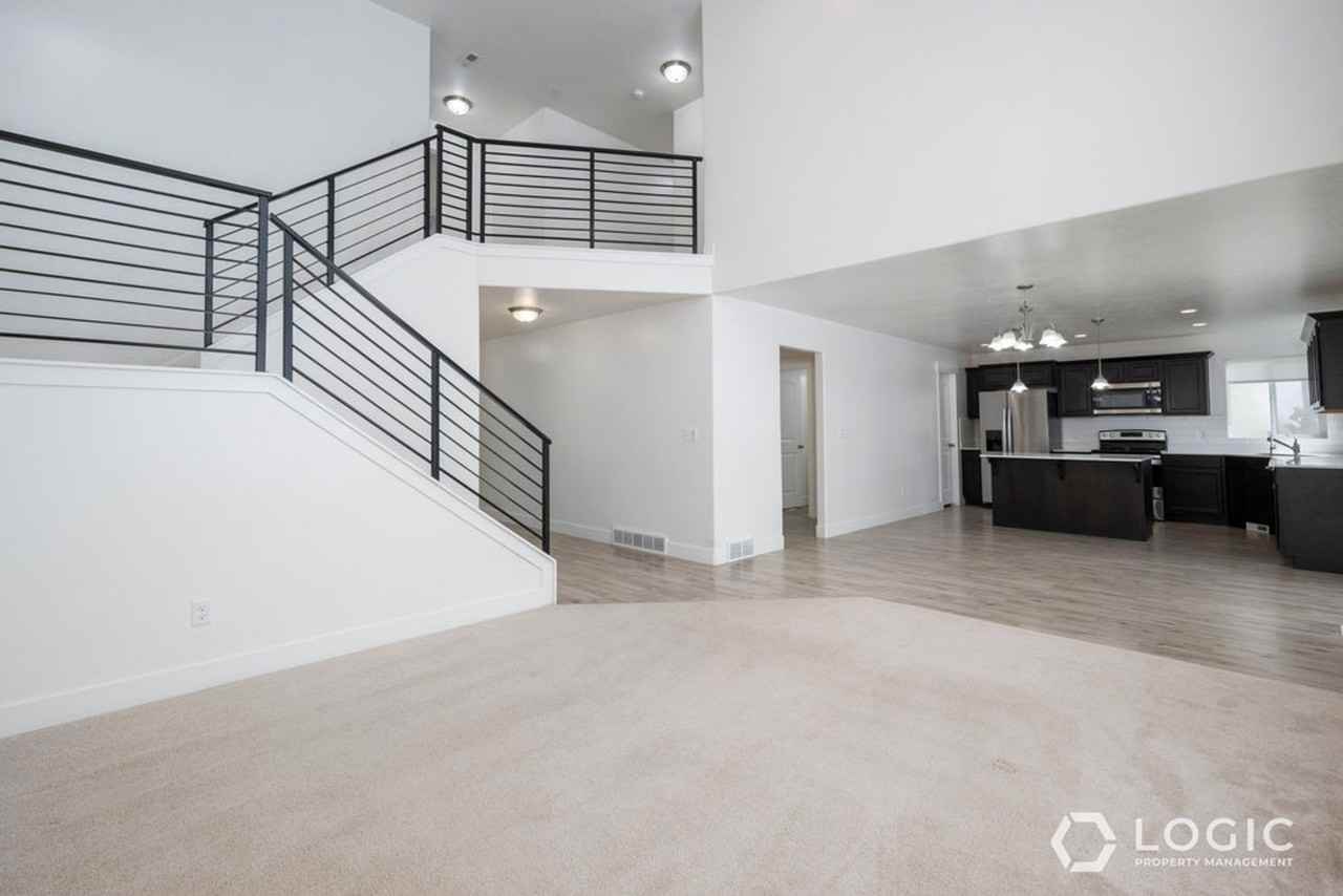 164 N Valcrest Dr - Photo 3 of 13