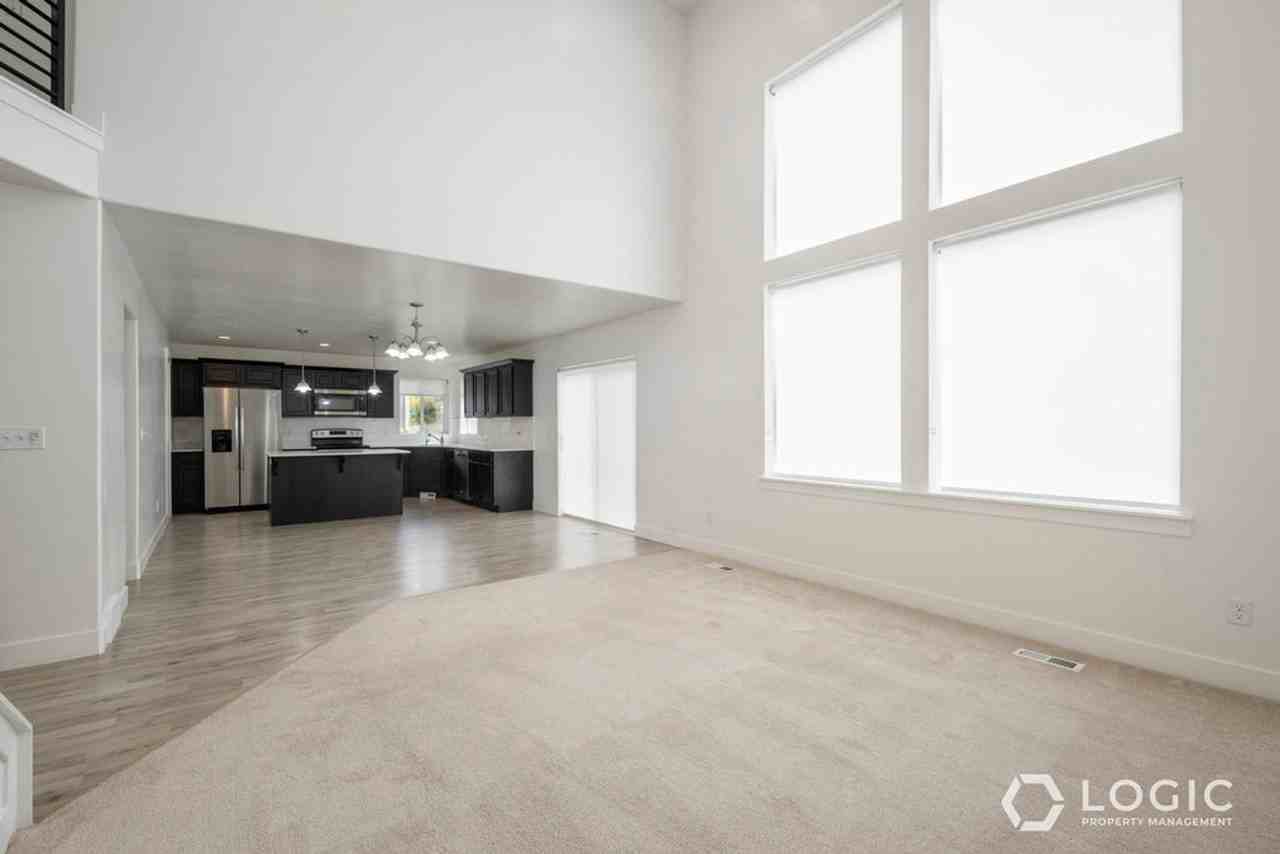164 N Valcrest Dr - Photo 4 of 13