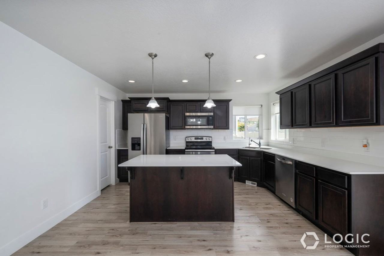 164 N Valcrest Dr - Photo 5 of 13