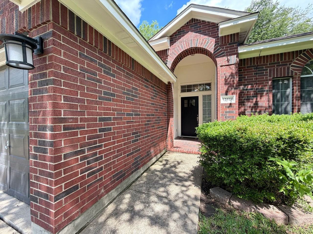12518 Zeller Ln - Photo 3 of 31