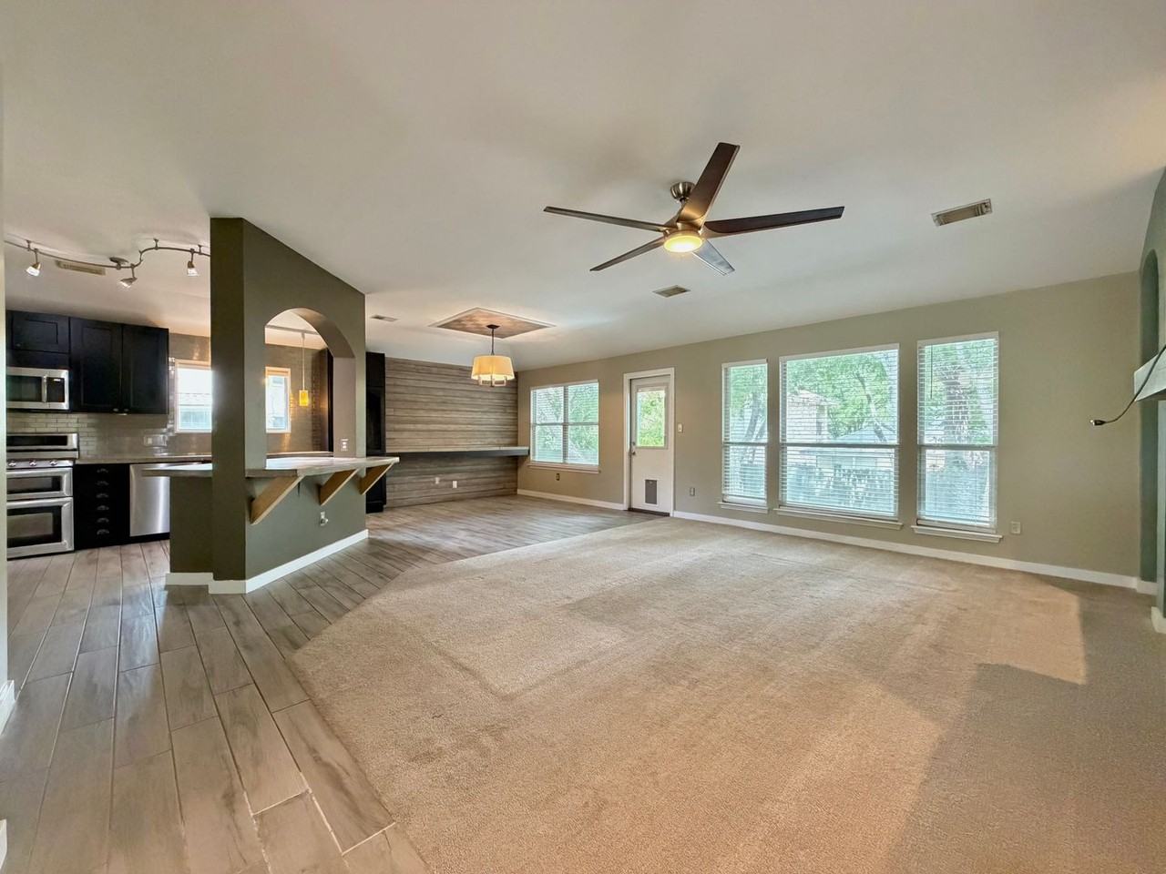 12518 Zeller Ln - Photo 4 of 31