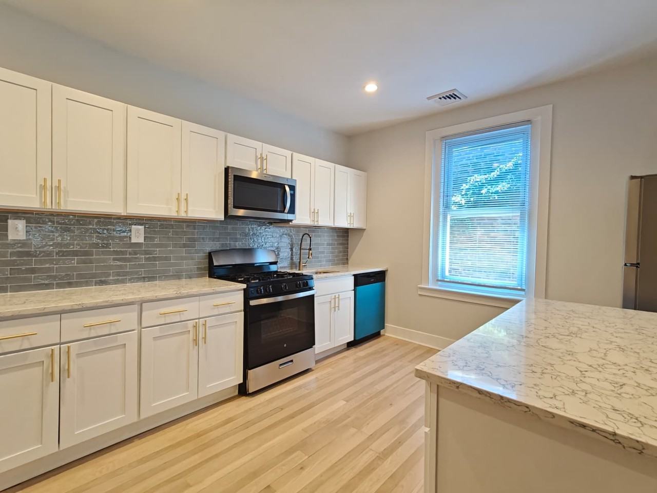 6142 Locust St #B - Photo 3 of 11
