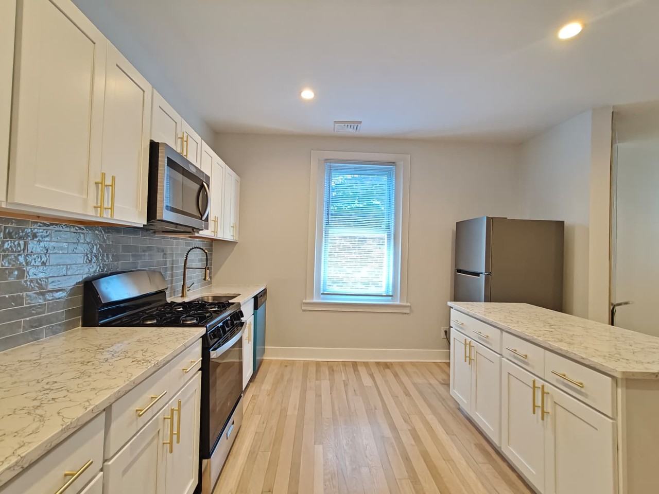 6142 Locust St #B - Photo 4 of 11