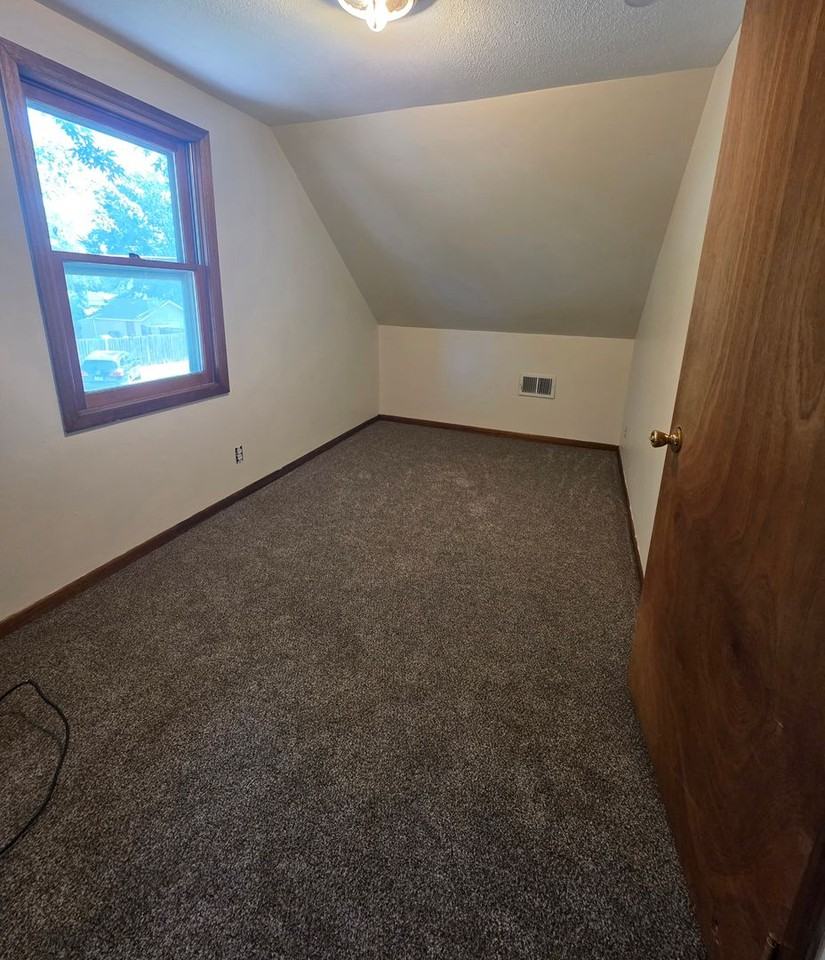 905 S 5th St - Photo 2 of 5