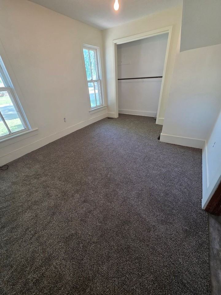 905 S 5th St - Photo 3 of 5