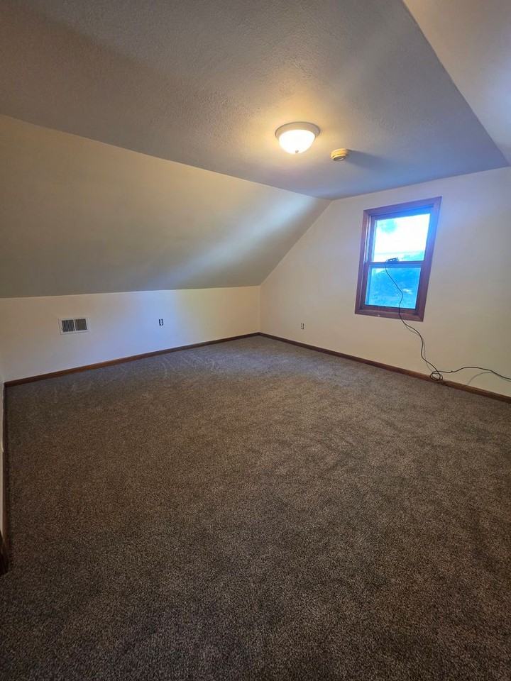 905 S 5th St - Photo 4 of 5