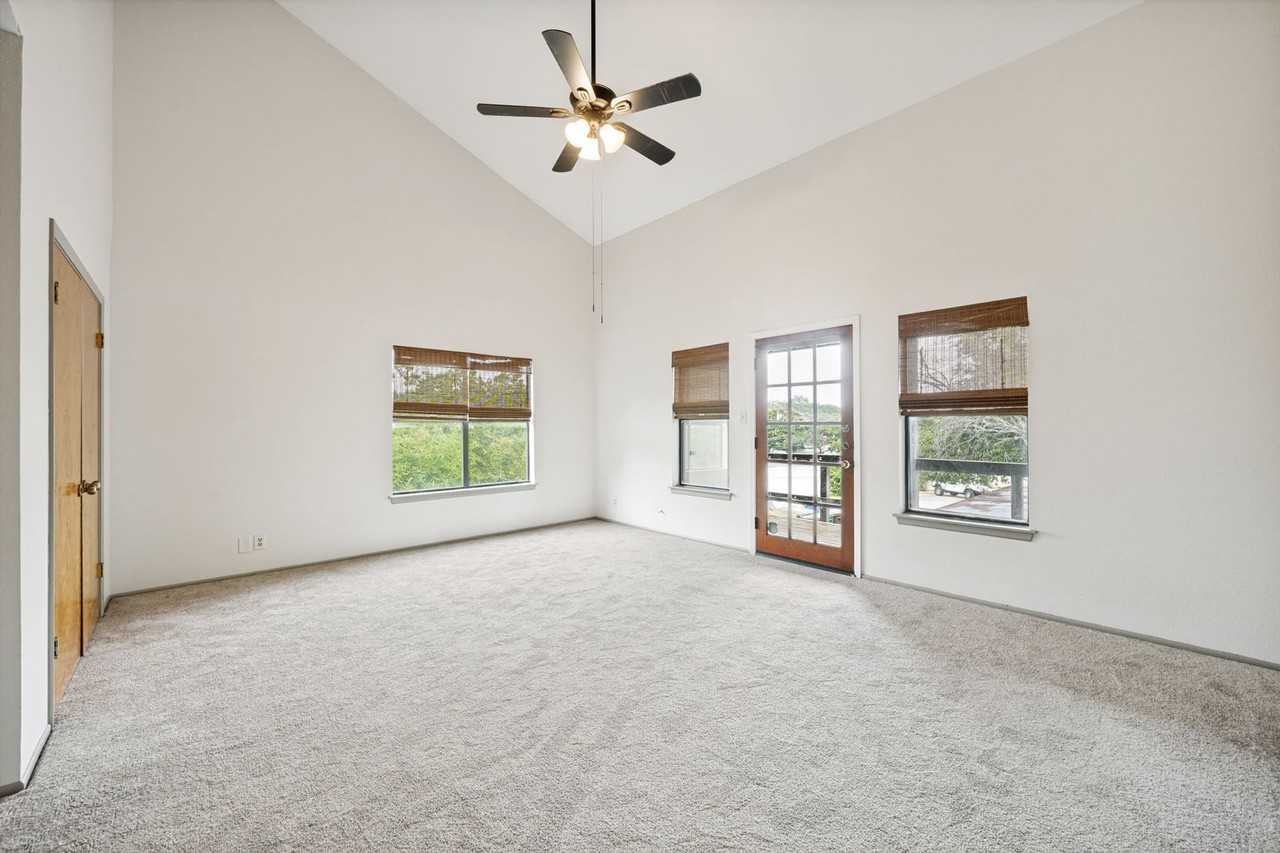 415 Albany St #F - Photo 7 of 25