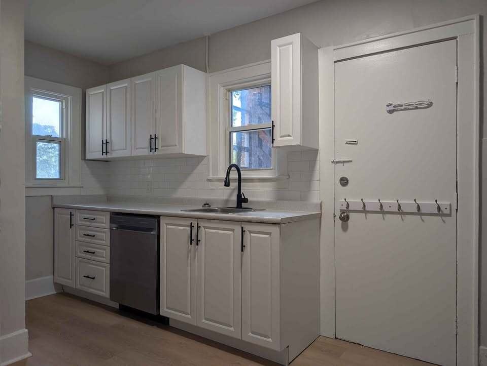 714 Elliott Street East - Photo 5 of 35
