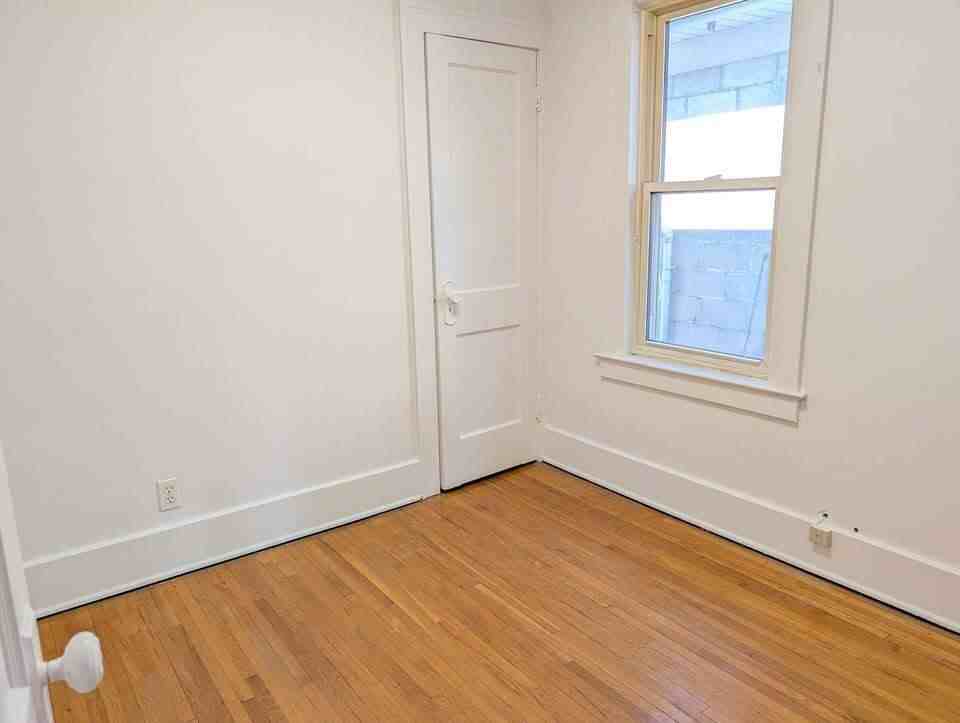 1091 Gladstone Avenue - Photo 3 of 14