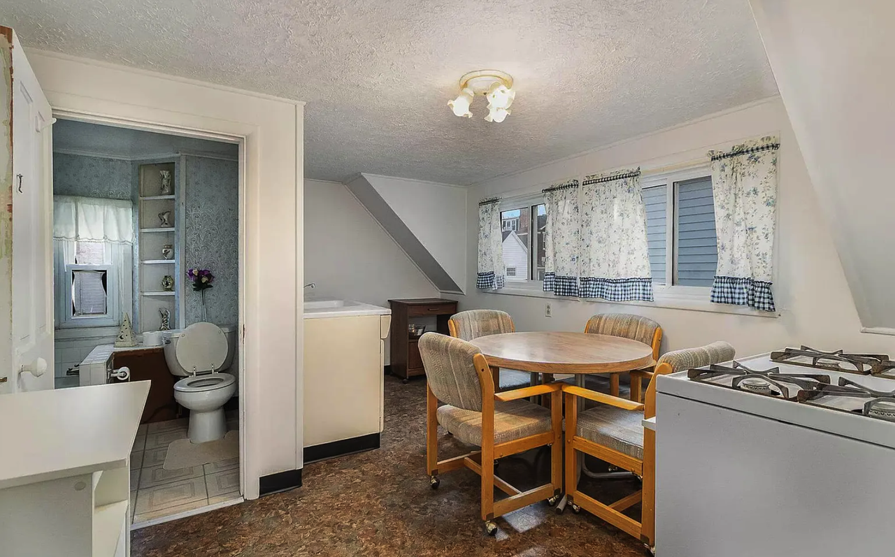 447 Washington Ave #B - Photo 3 of 8