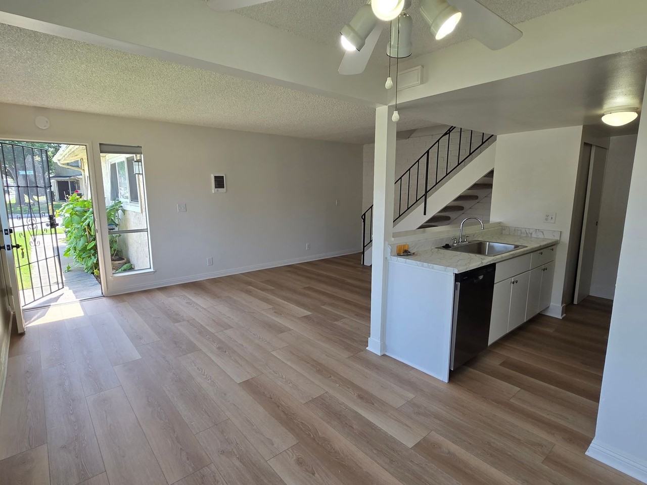 2647 Spinnaker Ave - Photo 4 of 11