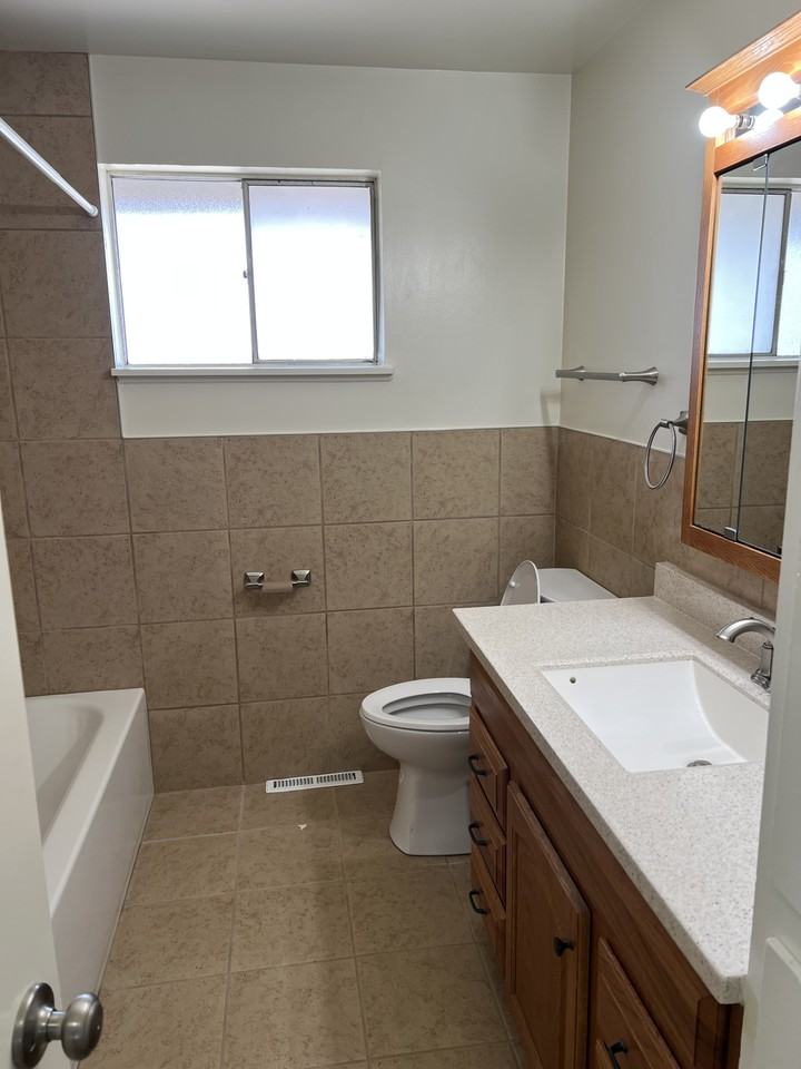 1033 Grant St #1 - Photo 4 of 18
