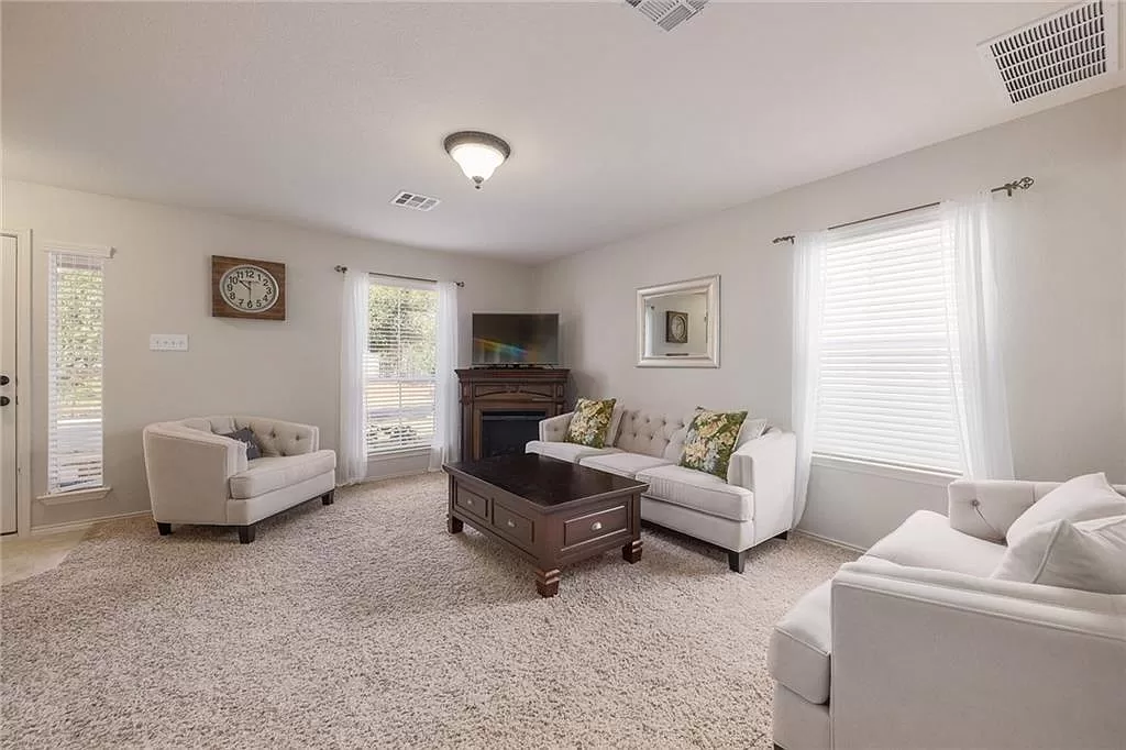 1422 Davis Mountain Loop - Photo 3 of 16