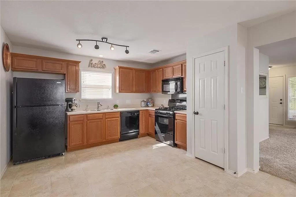 1422 Davis Mountain Loop - Photo 4 of 16