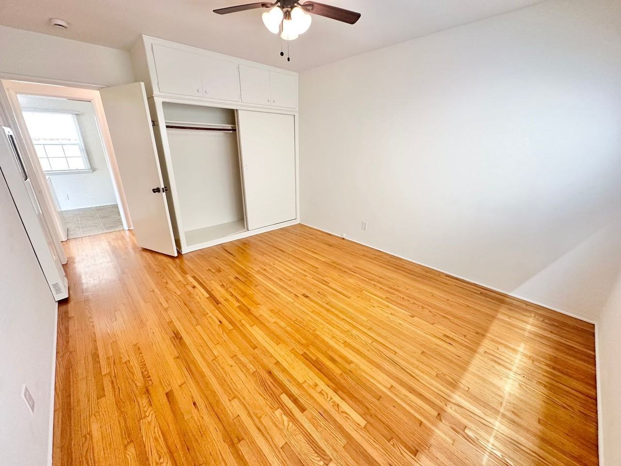 Sun-Filled Belmont Shore Apartment - Photo 7 of 28