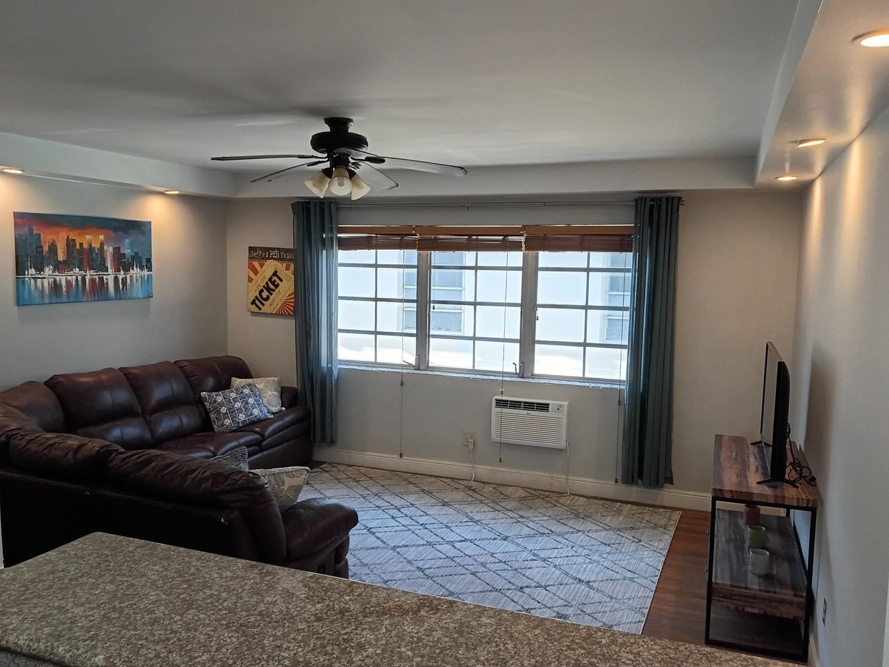 1616 Michigan Ave #4 - Photo 3 of 11