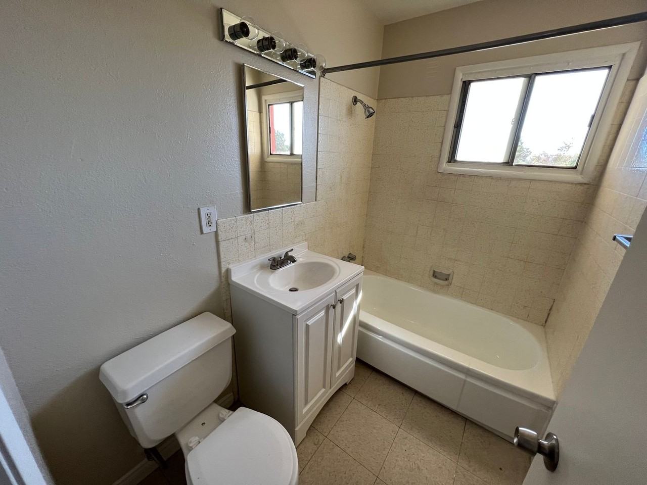 312 Sahara Dr - Photo 5 of 9