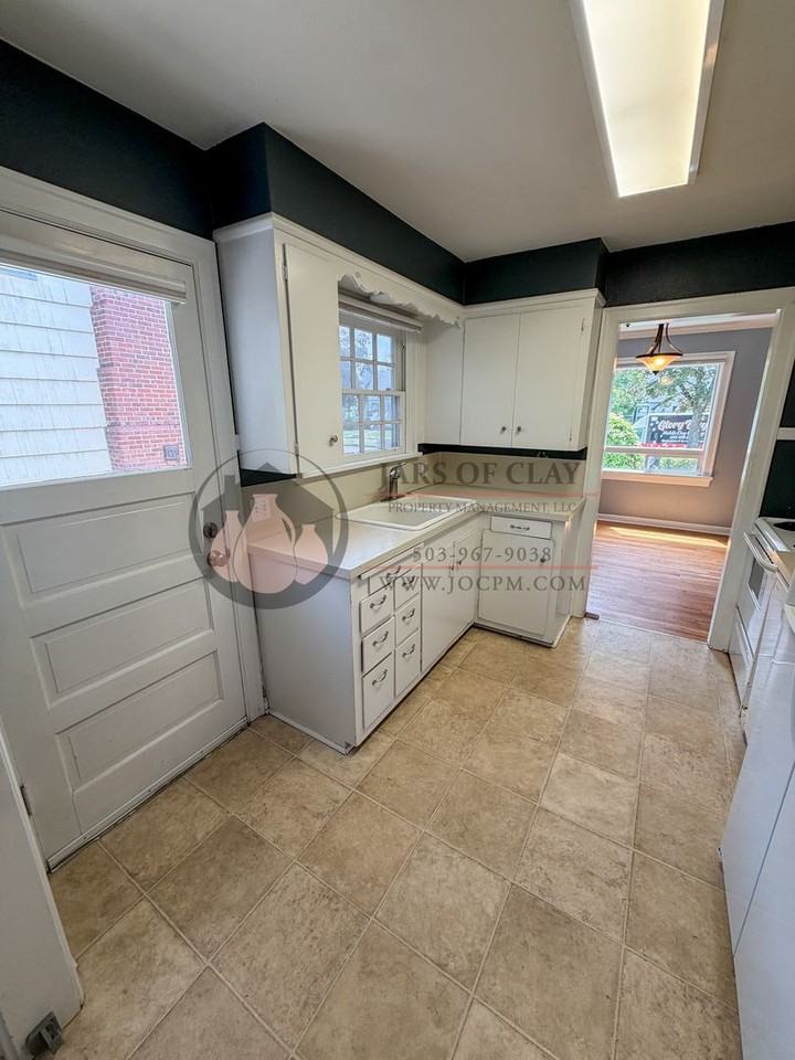 1635 Roosevelt St Ne - Photo 5 of 14