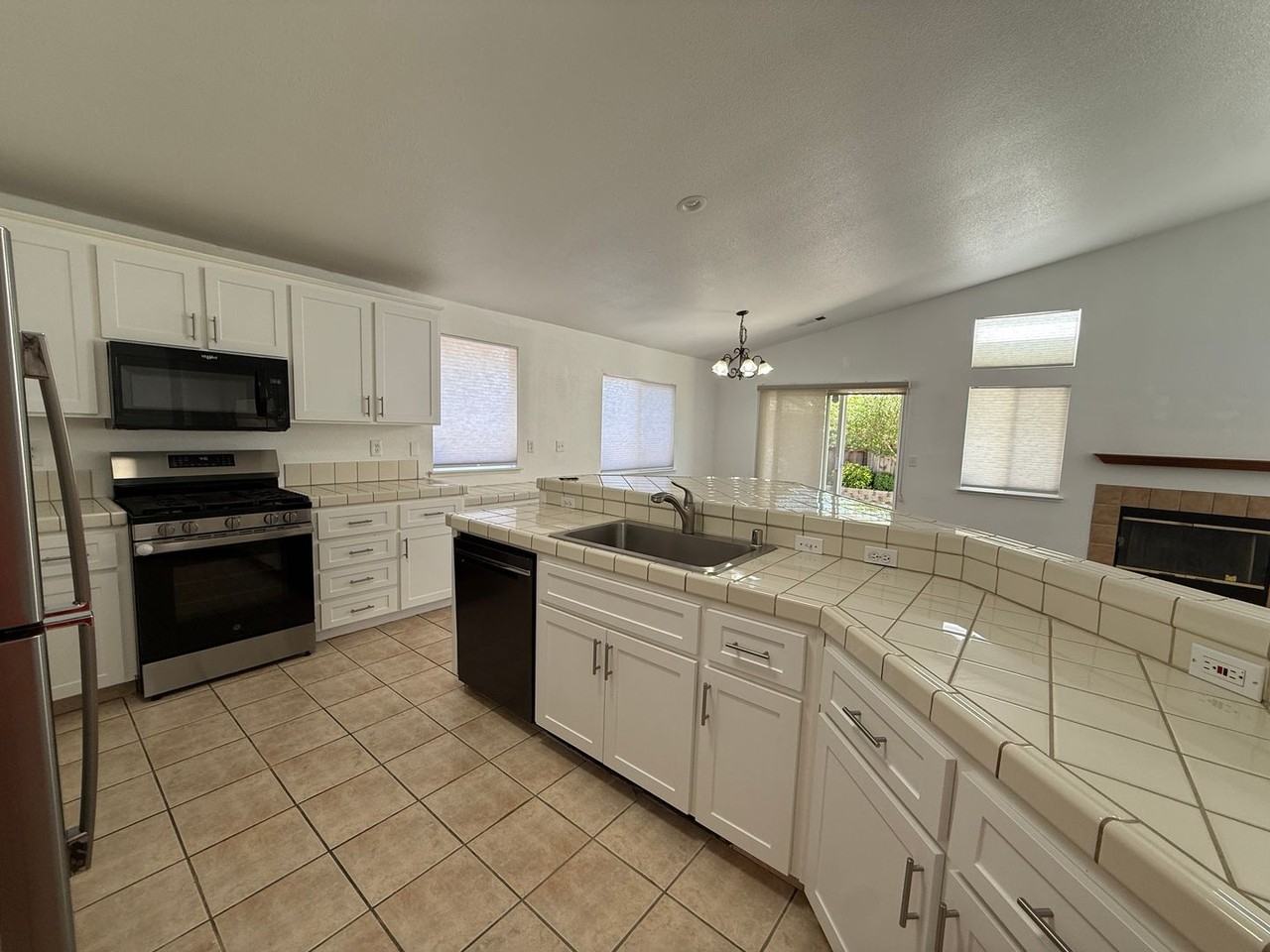 1030 Windmill Dr - Photo 4 of 14