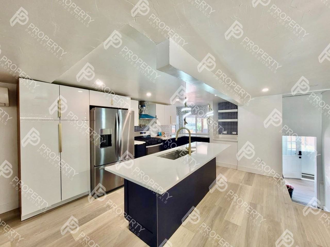 221 W 5th St - Photo 5 of 22