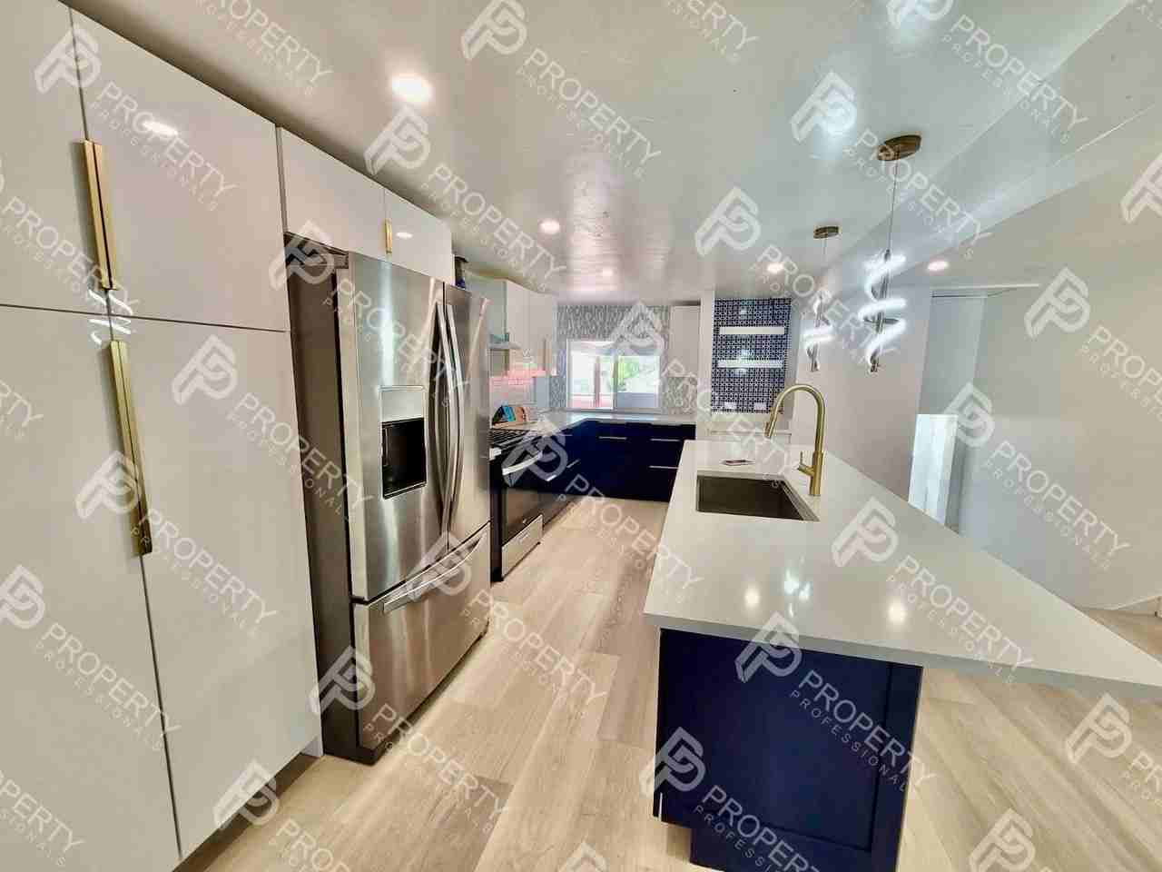 221 W 5th St - Photo 7 of 22