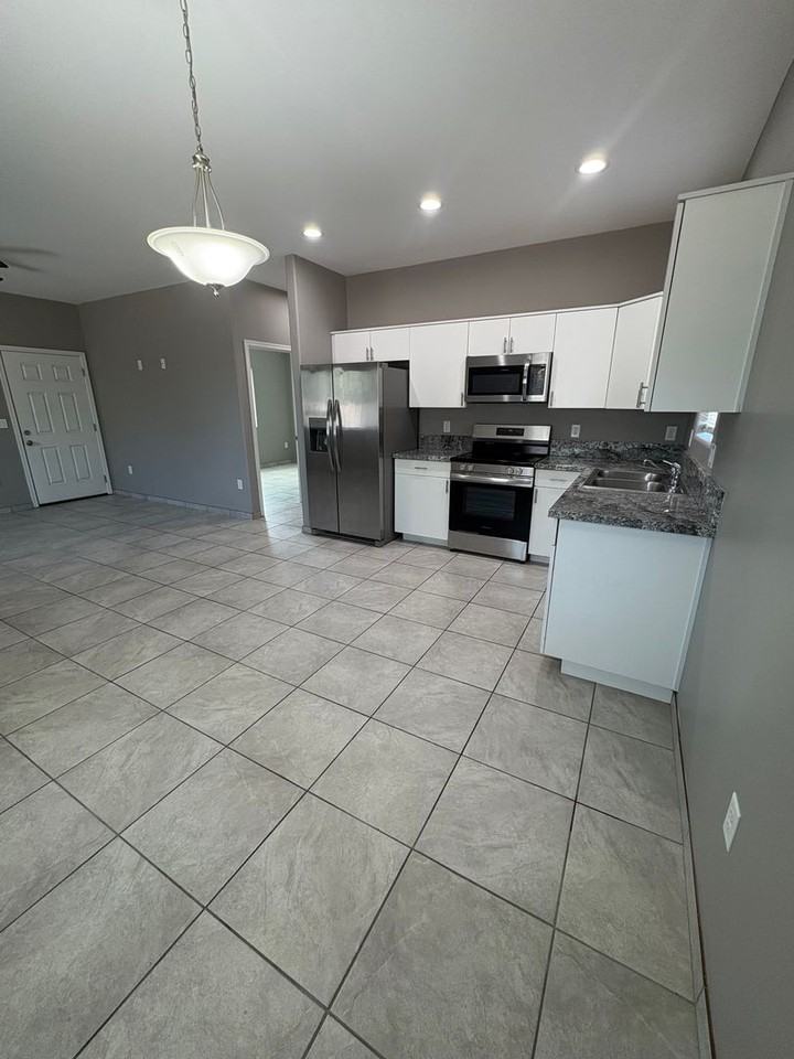 4013 E 22nd St - Photo 5 of 37