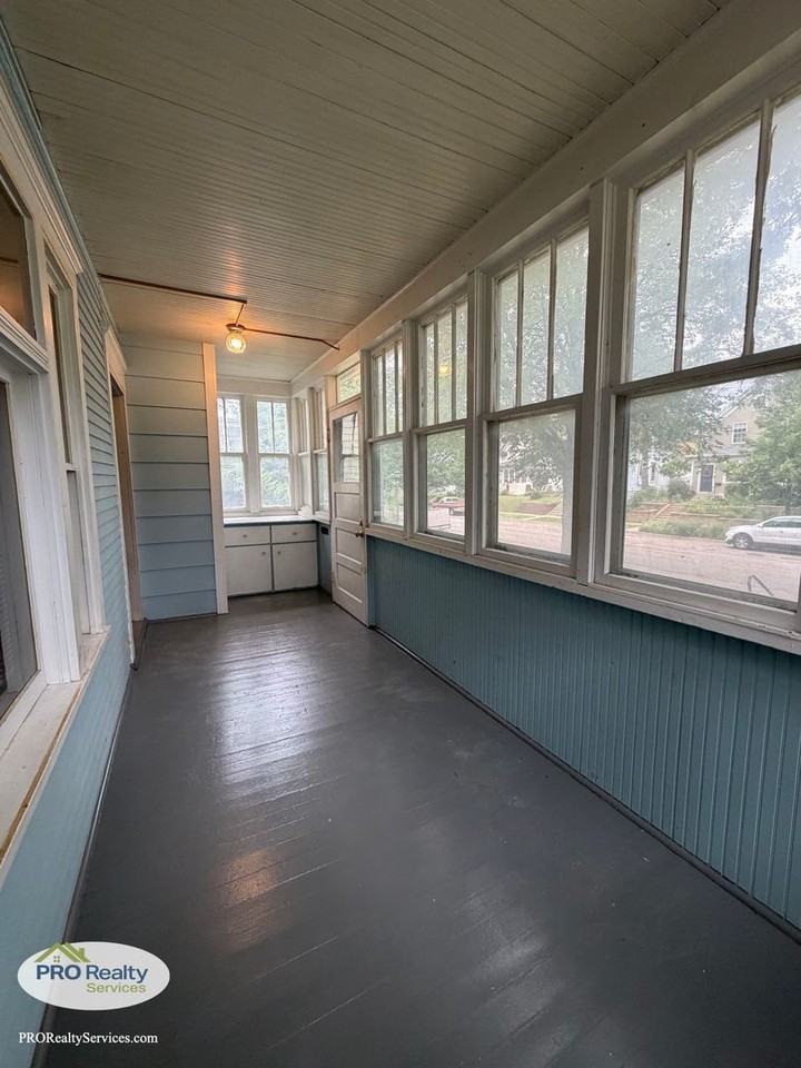826 Thomas Ave - Photo 2 of 26