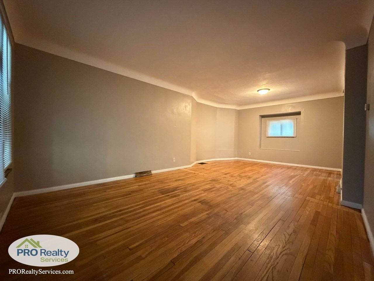 826 Thomas Ave - Photo 4 of 26