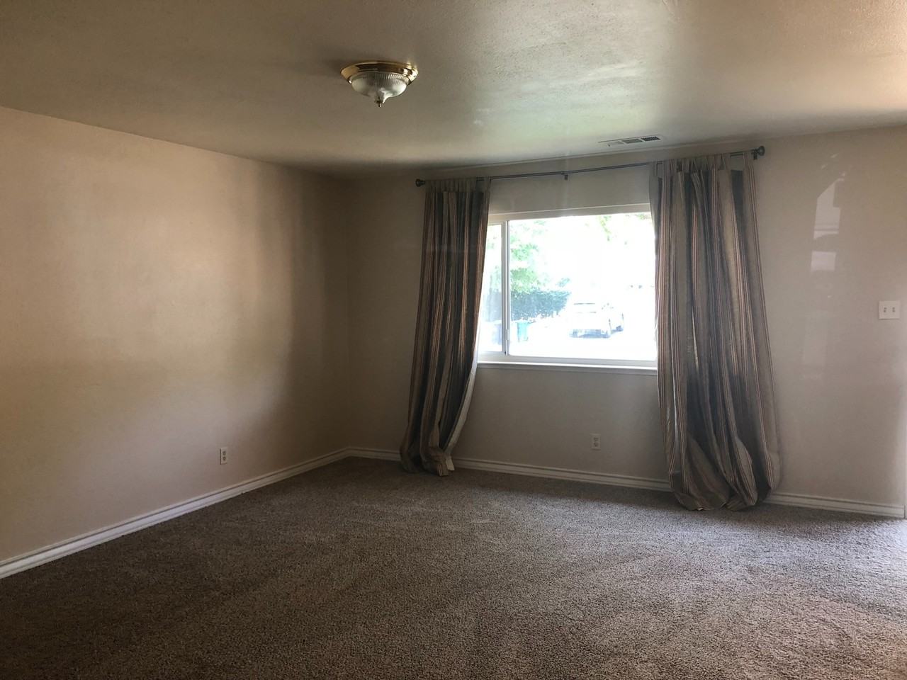 925 Hasvold Dr - Photo 3 of 22