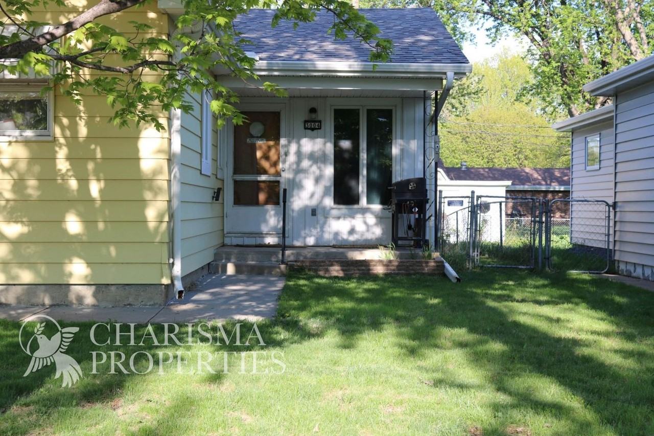 3004 S West Ave - Photo 2 of 27