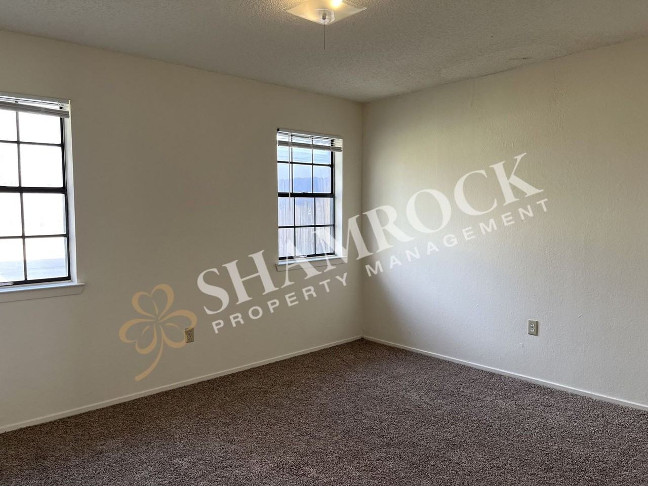 914 Lancelot Cir - Photo 2 of 4