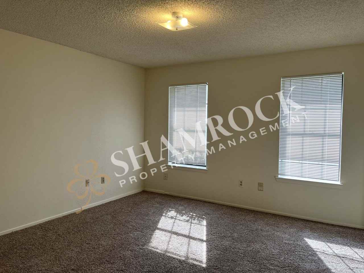 914 Lancelot Cir - Photo 3 of 4